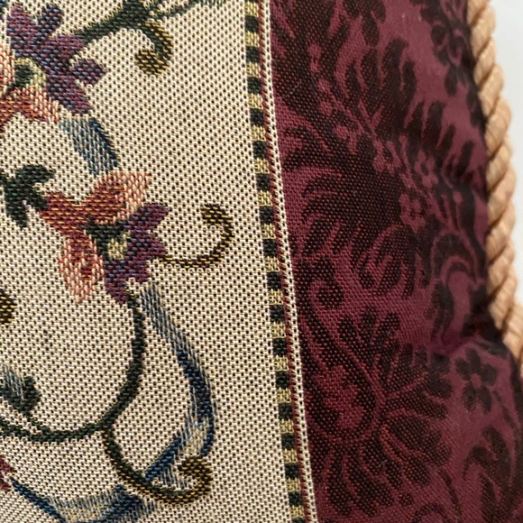 Bess Brand damask  Tapestry One Pillow Vase with flowers design - Picture 3 of 7